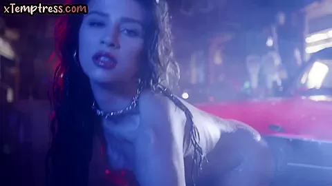 Latina chola vixen spoiling her pussy in solo masturbation