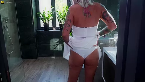 Kinky Milf Playing With Herself In The Shower - MatureNL
