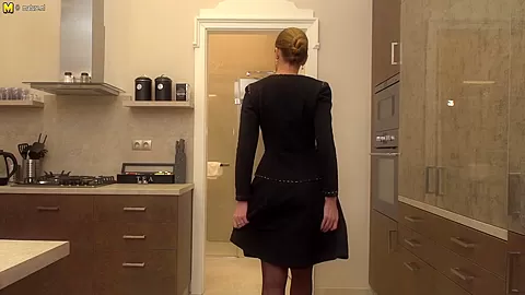 Naughty Housewife Nika Playing With Herself - MatureNL