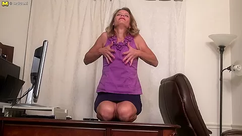 Horny American Housewife Playing With Herself - MatureNL
