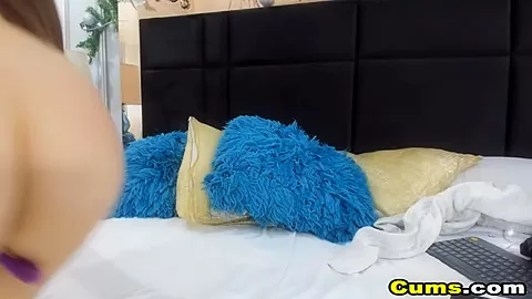 Brunette Masturbates And Screams