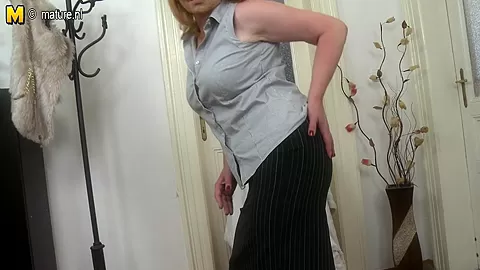 This Housewife Loves To Fool Around - MatureNL