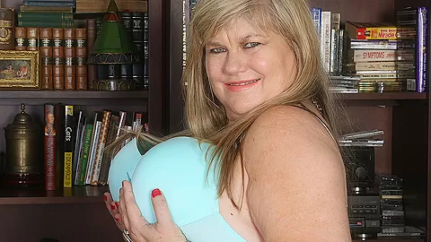 Mature American Bbw Playing With Herself - MatureNL