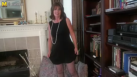 American Grandma Getting Her Beaver Wet - MatureNL