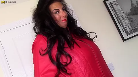 Huge Breasted British Housewife Playing With Herself - MatureNL