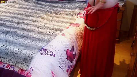Naughty British Housewife Playing With Her Wet Pussy - MatureNL