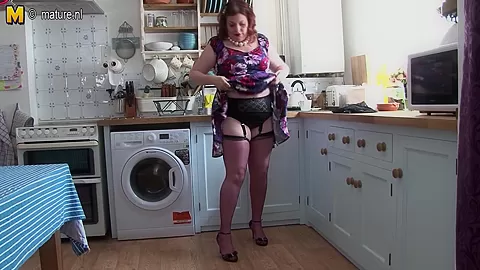 Naughty British Mature Bbw Playing With Herself - MatureNL