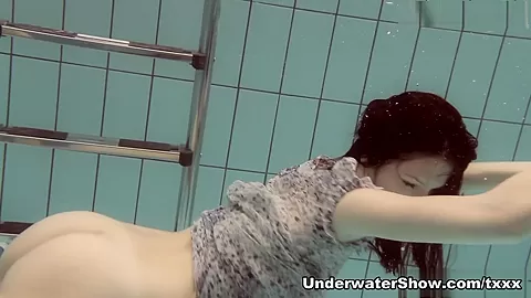UnderwaterShow Video: Loris