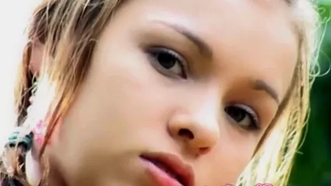 Cute teen 18+ plays with cunt in outdoor scene