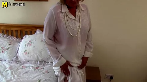 Horny British Chubby Mama Getting Very Dirty - MatureNL
