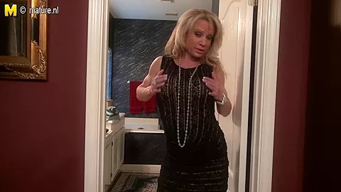 Horny American Housewife Shows Off Her Hard Body And Masturbates - MatureNL