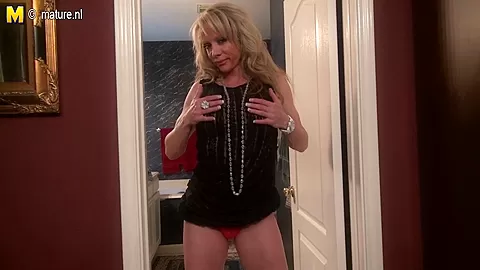 Horny American Housewife Shows Off Her Hard Body And Masturbates - MatureNL