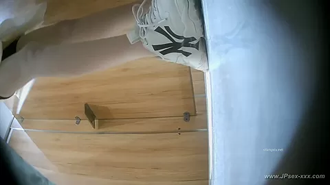 chinese girls go to toilet.326