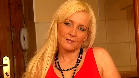 Horny Milf Working Her Pussy Hard - MatureNL