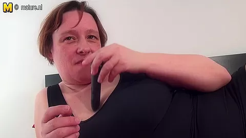 Amateur Housewife Pleasing Herself - MatureNL