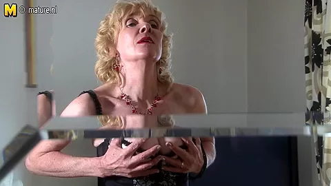 Naughty Housewife Showing Off Her Hot Body - MatureNL