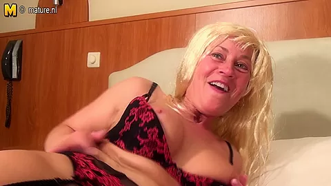 Naughty Housewife Pleasing Herself - MatureNL