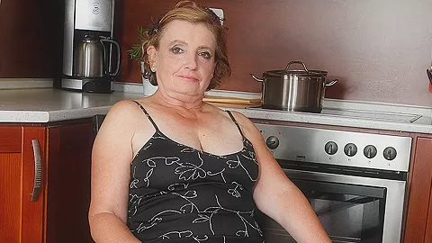 Naughty Mature Lady Playing In The Kitchen - MatureNL