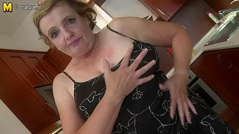 Naughty Mature Lady Playing In The Kitchen - MatureNL