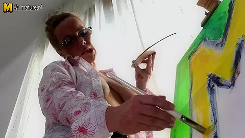 Creative Housewife Getting Naughty During Painting - MatureNL
