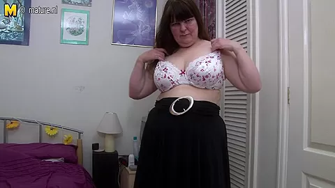 Big British Mature Lady Playing With Herself - MatureNL