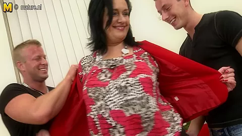 Horny Housewife Fucking Two Guys At Once - MatureNL