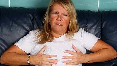 This Naughty Housewife Loves To Get Herself Wet - MatureNL