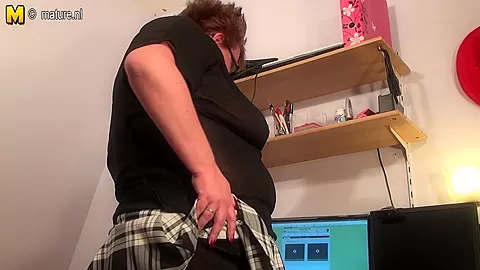 Horny Chubby Mama Playing Dirty Games - MatureNL