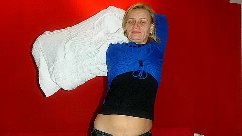 This Housewife Loves To Play On The Couch - MatureNL