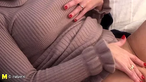 Horny Milf Playing With Her Pussy - MatureNL