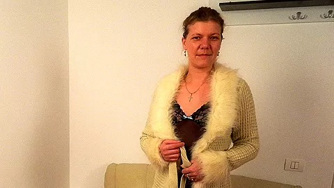 This Mature Slut Loves To Play On Her Couch - MatureNL