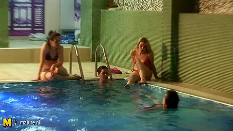 Relaxing Mature Women In A Spa - MatureNL