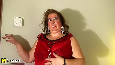 Big Mature Slut Playing With Her Pussy On Bed - MatureNL
