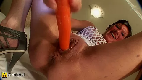 Squirting Mature Slut Gets Off - MatureNL