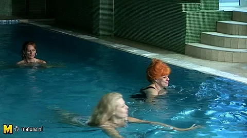 Mature Ladies Relaxing In An All Female Sauna - MatureNL