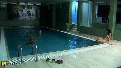 Mature Ladies Relaxing In An All Female Sauna - MatureNL