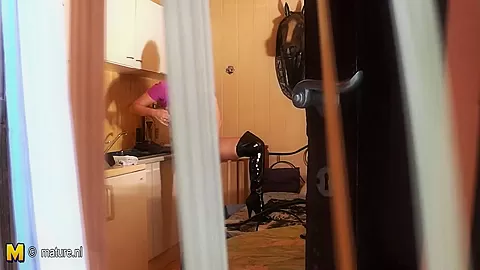 Naughty Housewife Playing With Her Pussy - MatureNL