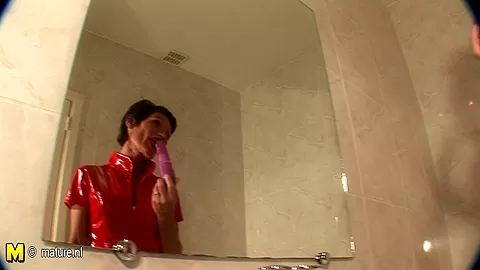 Mature Slut Playing In The Bathtub - MatureNL