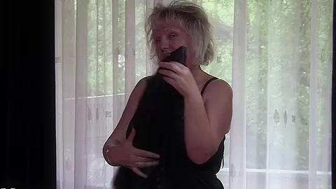 Naughty Mature Slut Playing With Herself On Her Bed - MatureNL