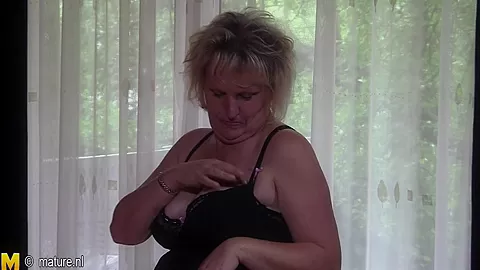 Naughty Mature Slut Playing With Herself On Her Bed - MatureNL