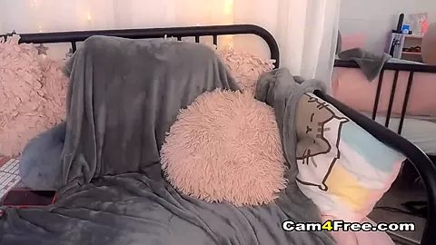 Babe with Glasses Loves Pussy Playing