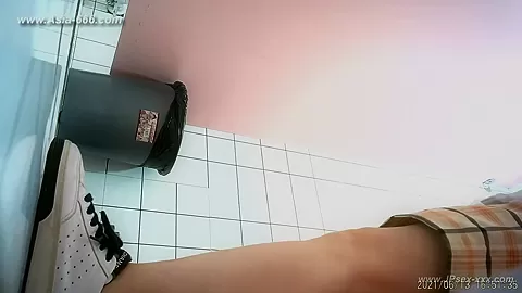 chinese girls go to toilet.294