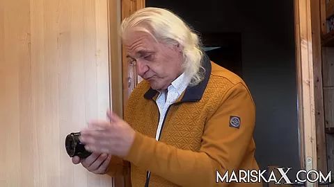 MARISKAX Farah masturbates in front of an old man