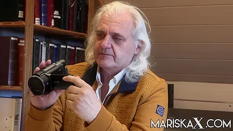MARISKAX Farah masturbates in front of an old man