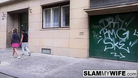 Guy watched his girlfriend take it in the butt