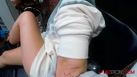 The White Fake twins Get Matching Tattoos Then Blow a Big Cock