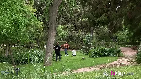 Looking for groupies to fuck in the park