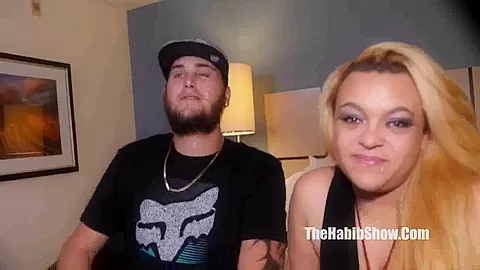 swinger creo couple threesome triangle