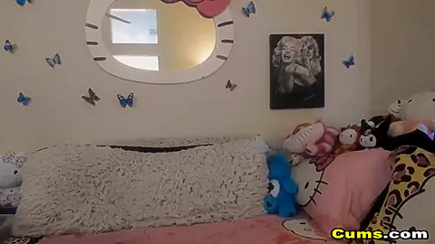 Wild Tattooed Chick Pleasures Herself on Cam