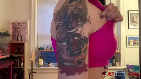 Inked amateur Vex Voltage masturbates during quarantine